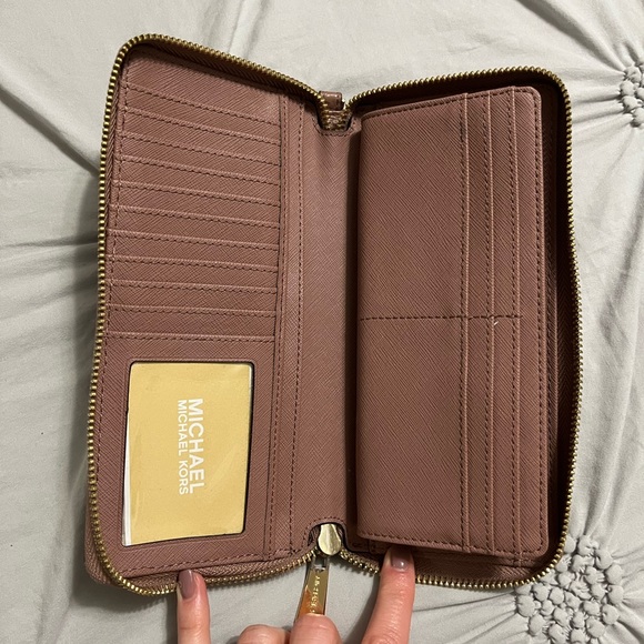 Michael Kors wallet - Picture 2 of 4